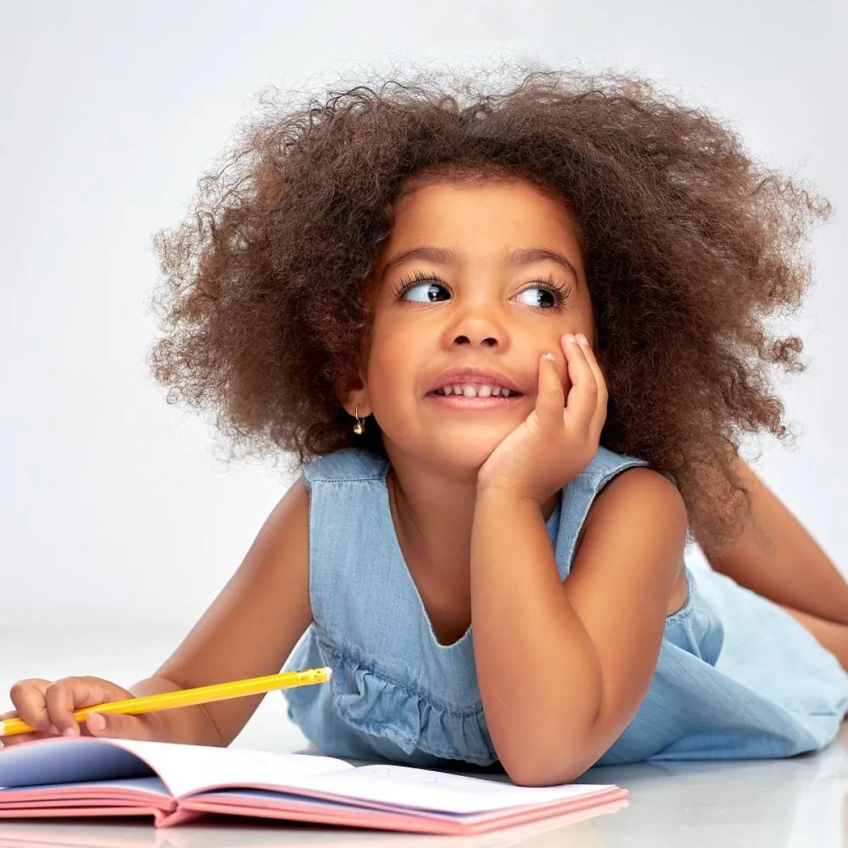 صورة لطفلة تتمتع بصفات ايجابية