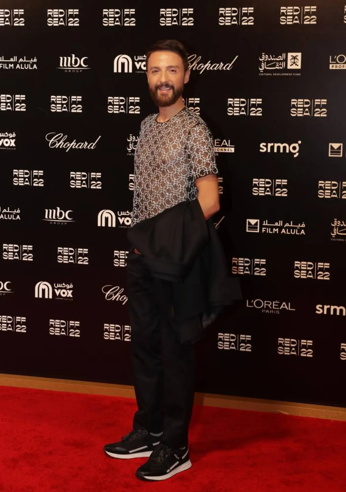 تظهر الصورة شخصية شادي حديد