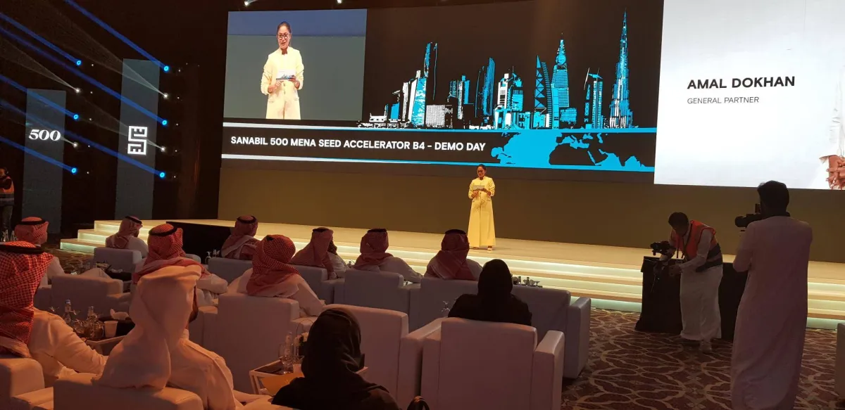 سيدة الأعمال أمل دخان تقدم الحفل