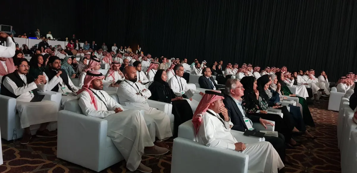 حضور أكثر من 200 مستثمر