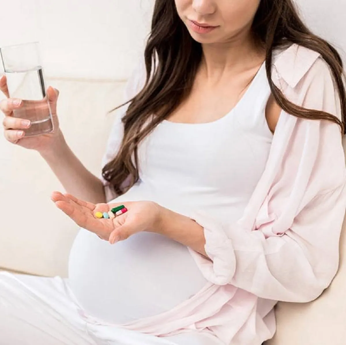 صورة لحامل تتناول الأدوية