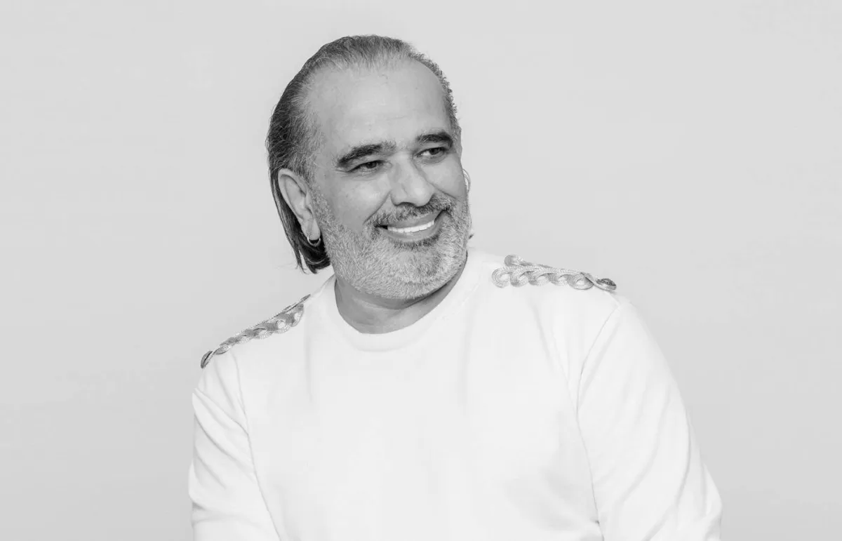 المصمم جان فارس: أحب الدمج بين الأقمشة لابتكار قطع تصمد أمام اختبار الزمن 