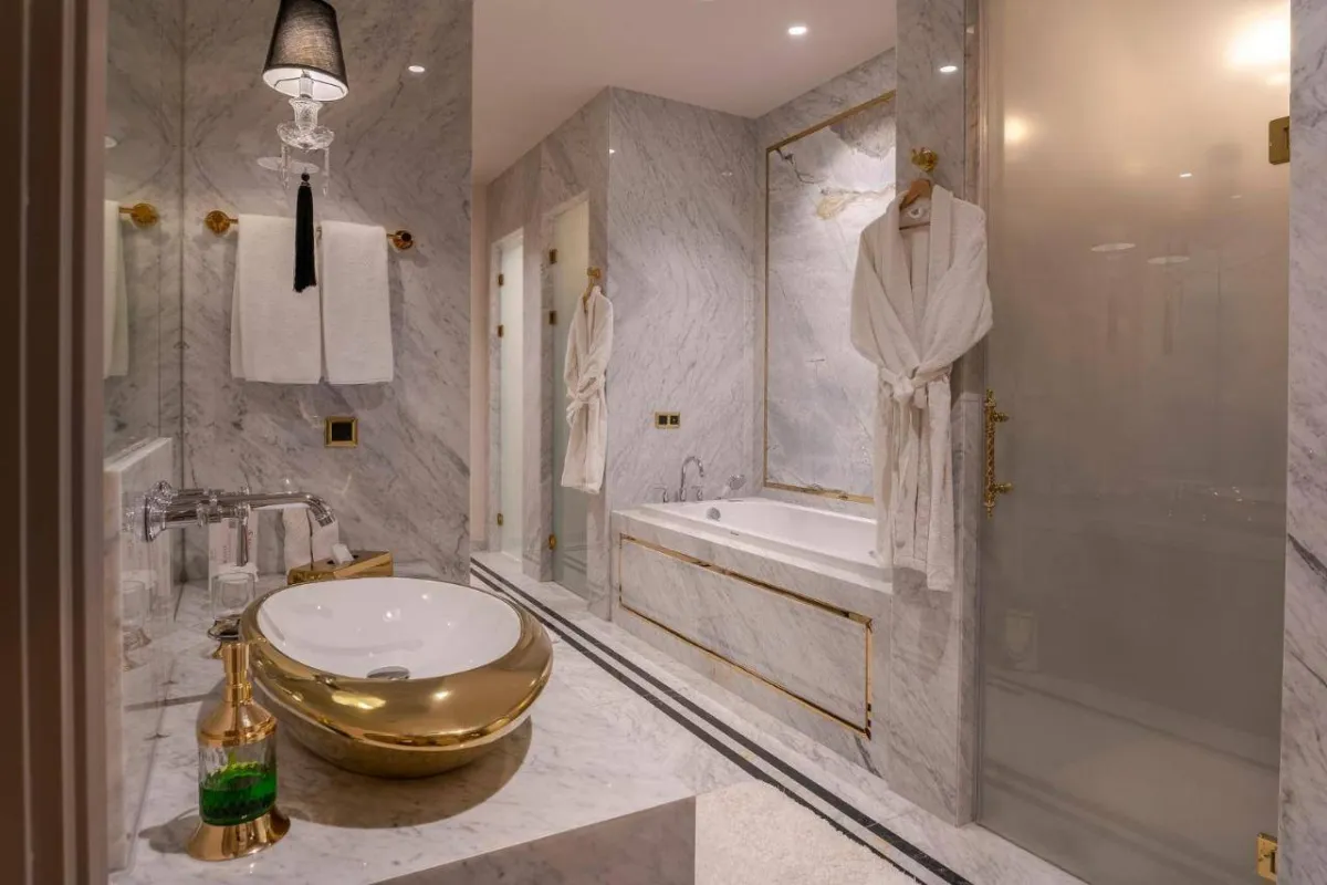 حمّام فخم، في غرفة، بفندق "كايا إزمير ترمال آند كونفينشن"