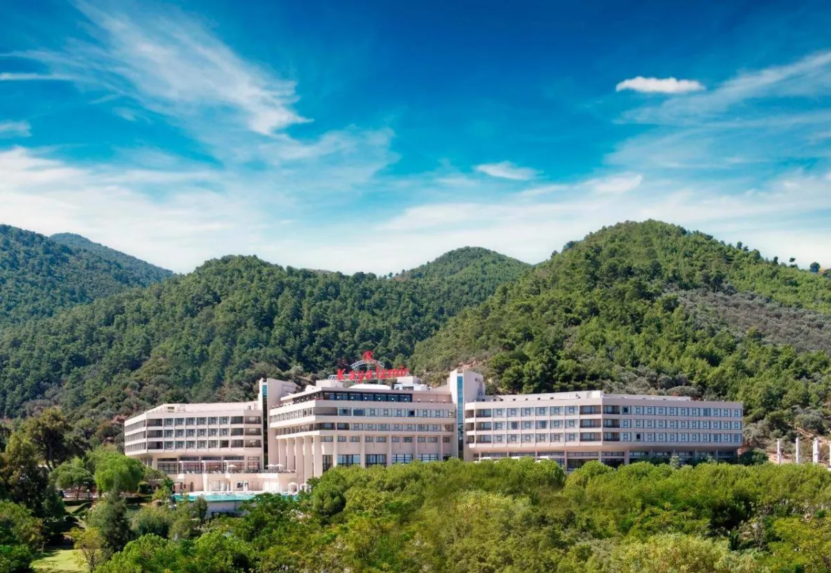 لقطة خارجية لبناء فندق "كايا إزمير ترمال آند كونفينشن"