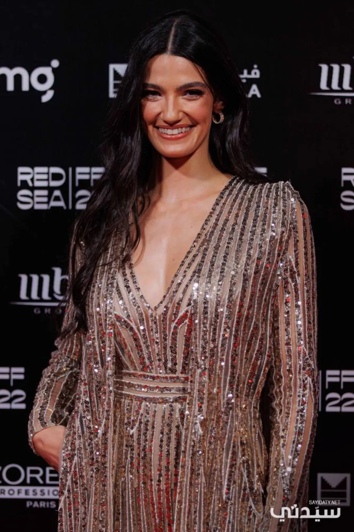 تارا عماد بأقراط دائرية مرصوفة بالألماس من كارتييه Cartier