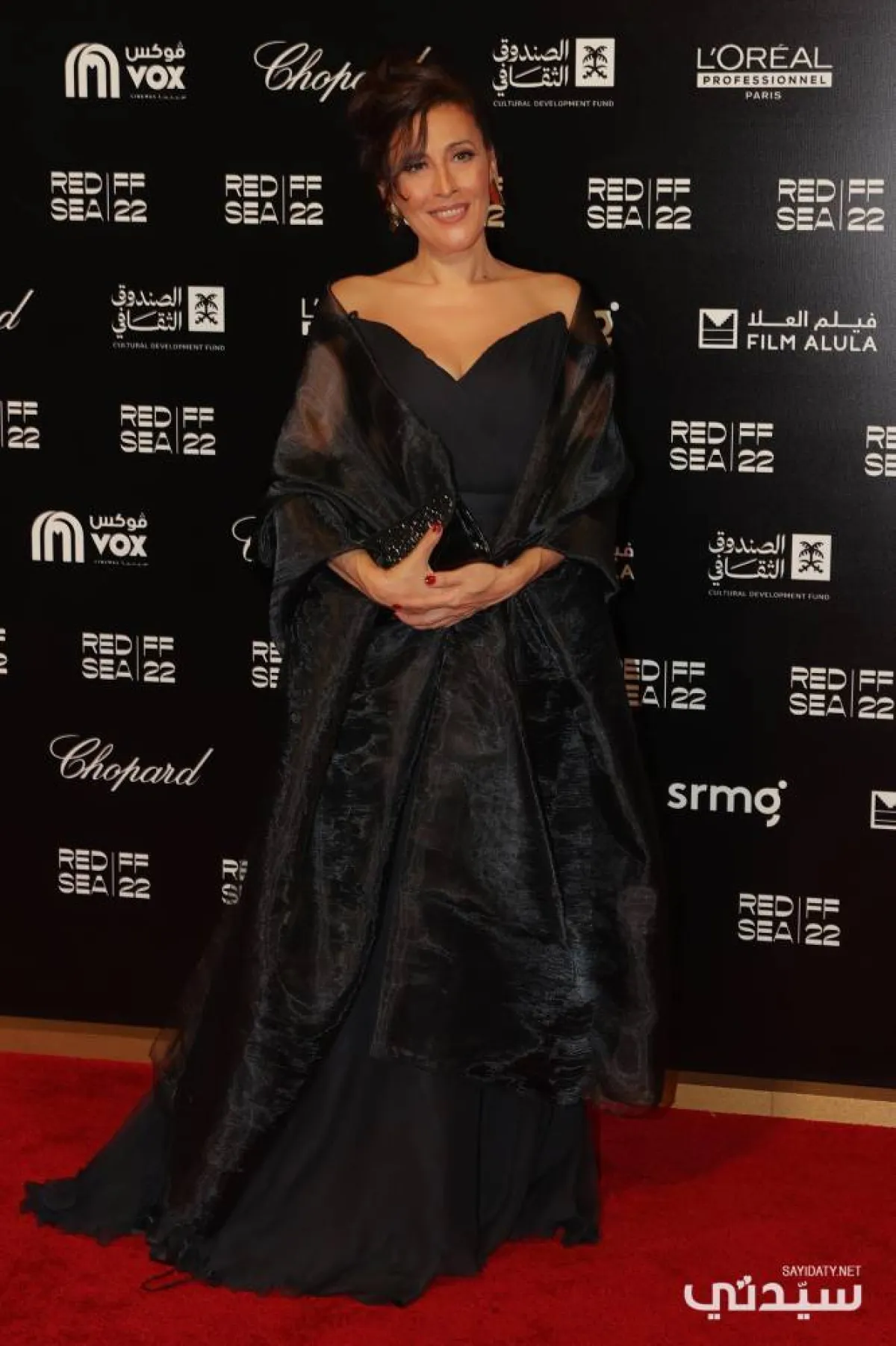 جوليا قصار بأقراط كبيرة من الذهب الأصفر