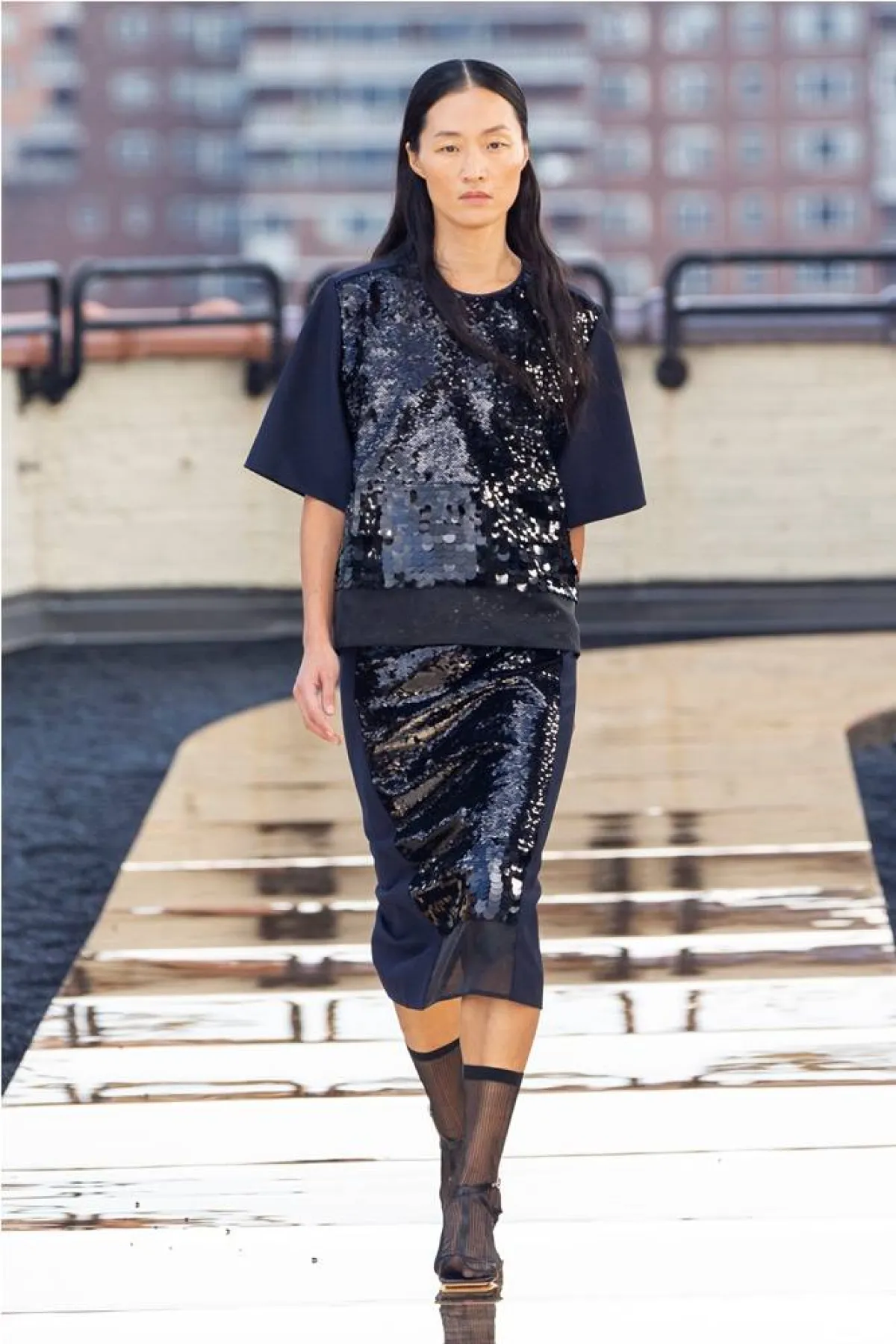 موديلات تنانير مزينة بالترتر لشتاء 2023 من كوس Cos