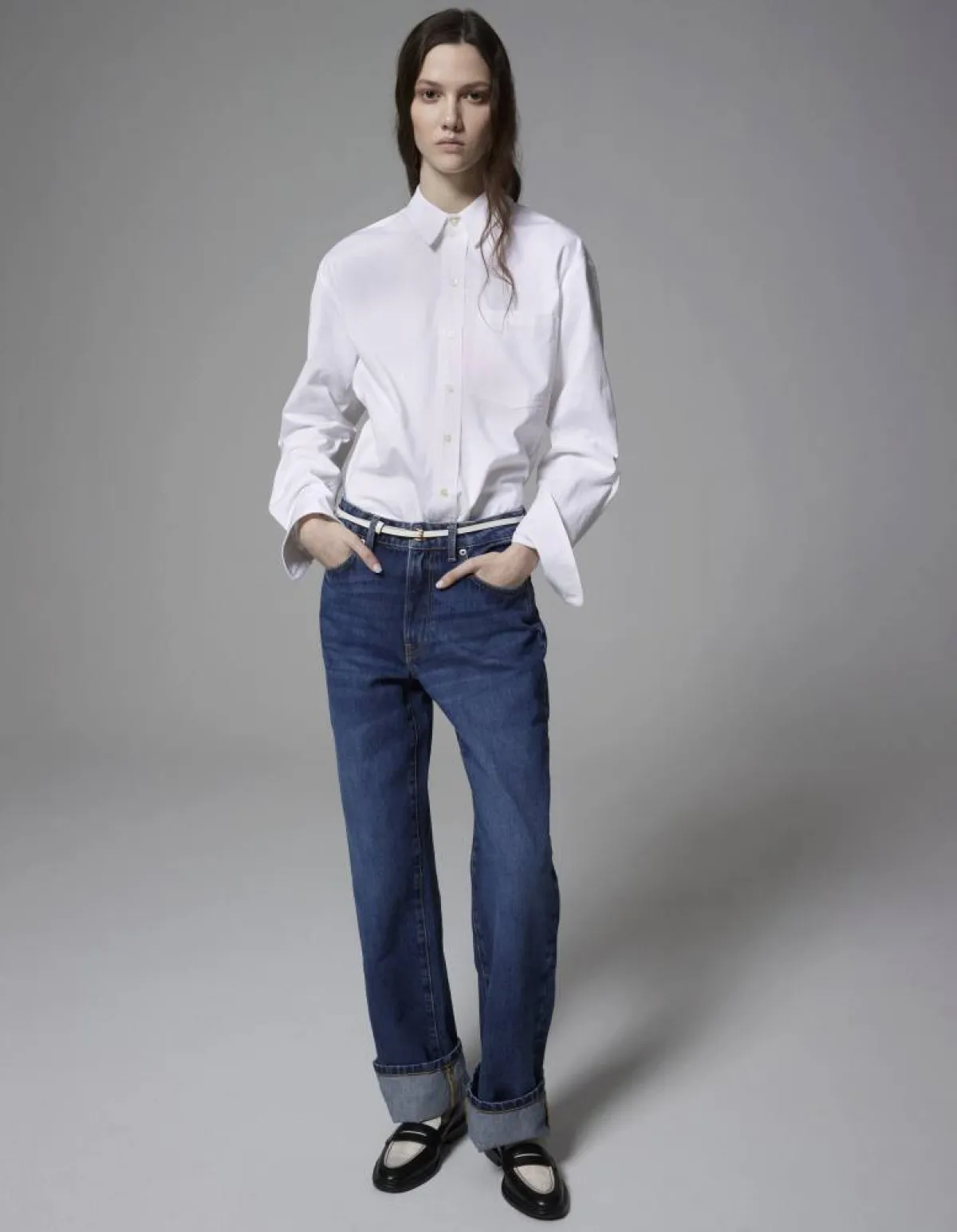 طريقة تنسيق القميص الأبيض الكلاسيكي