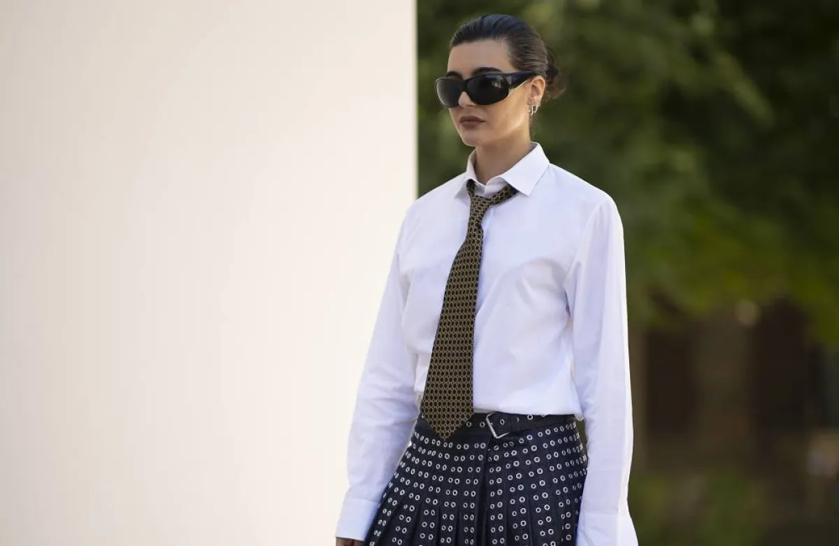 طريقة تنسيق القميص الأبيض الكلاسيكي