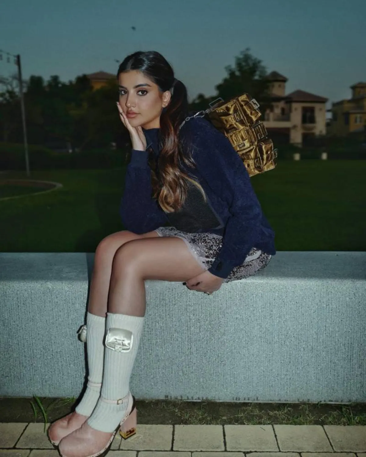 علا فرحات بجزمة باللون الوردي 