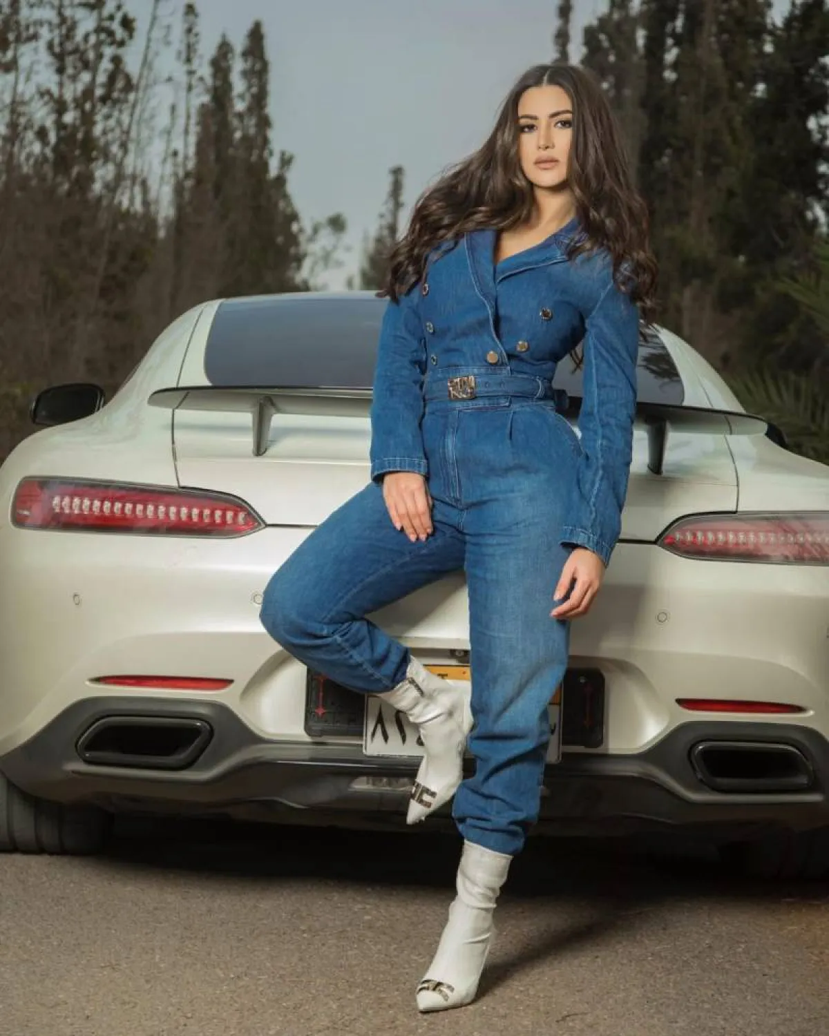 هدى الإتربي بجزمة باللون الأبيض 