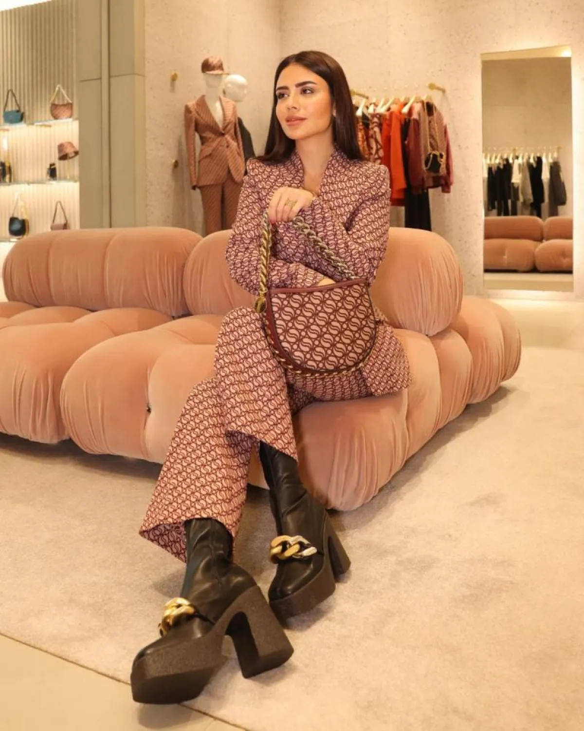 ديما الأسدي بجزمة باللون الأسود 