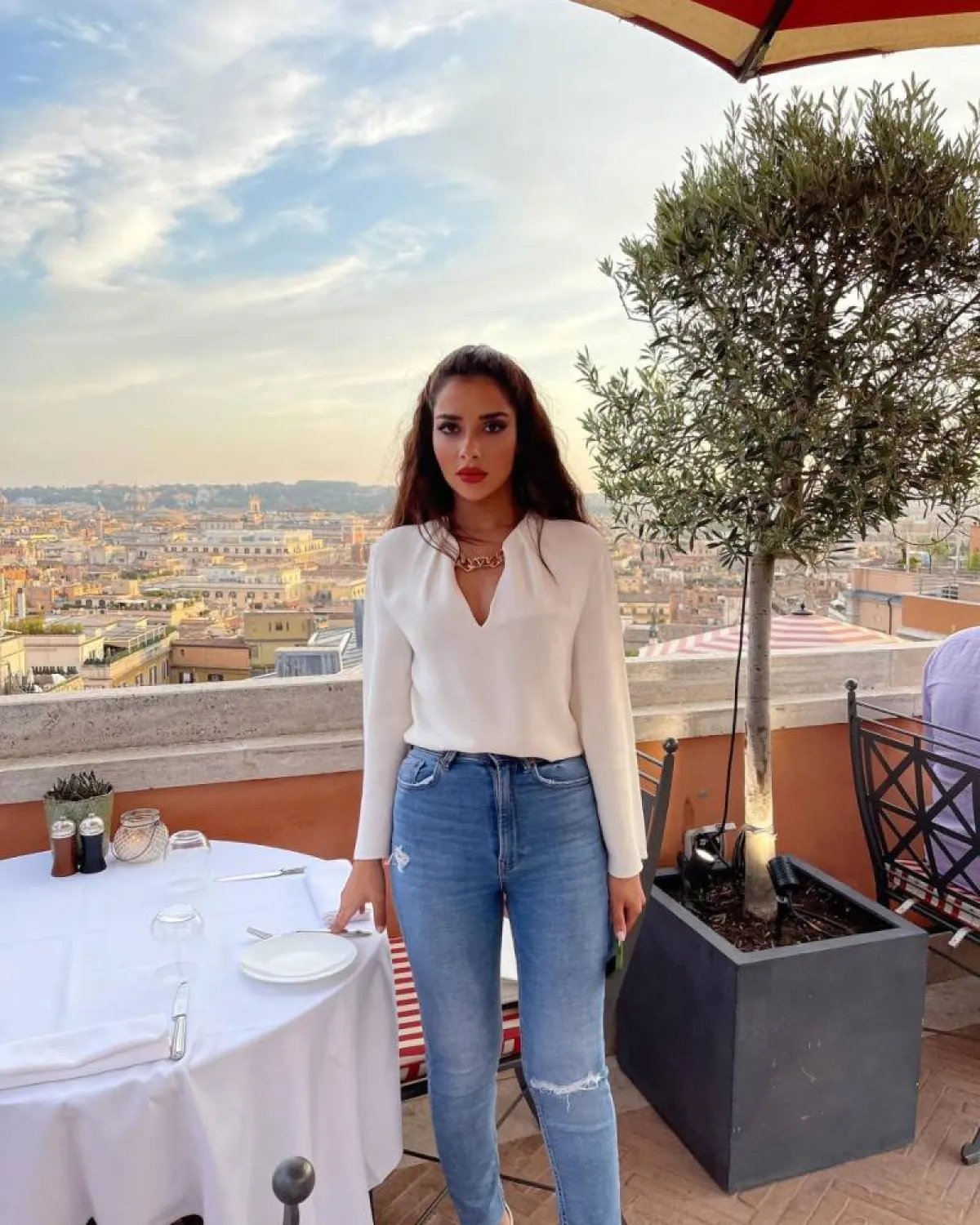 بلقيس فتحي بسروال جينز ضيق  