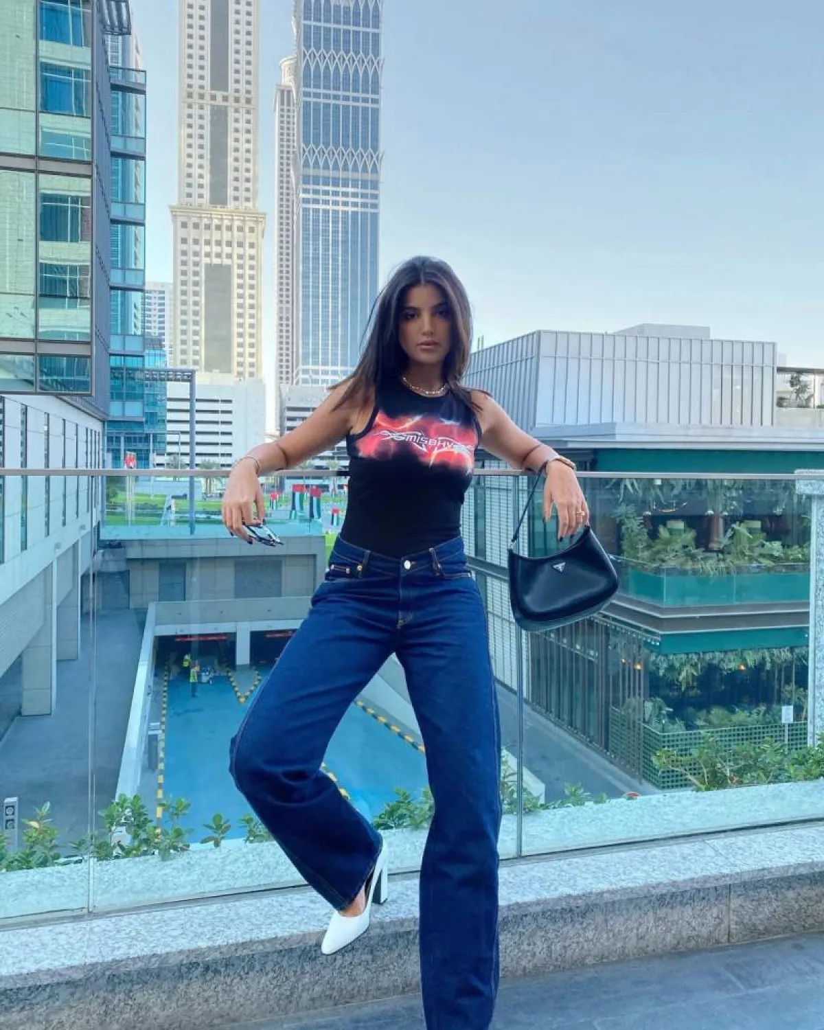 علا فرحات بسروال جينز ضيق 