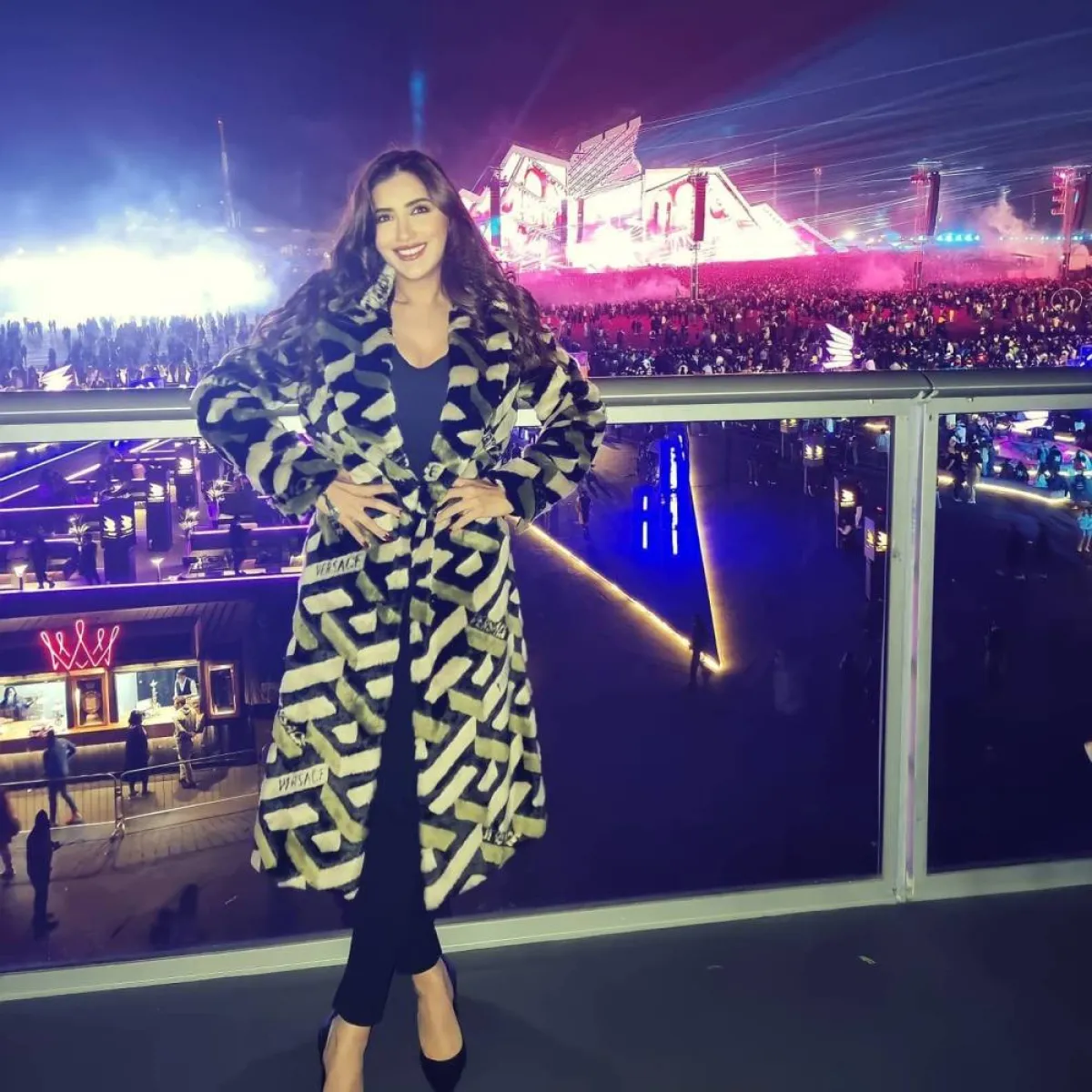 مي عمر بمعطف باللون الأوف وايت 