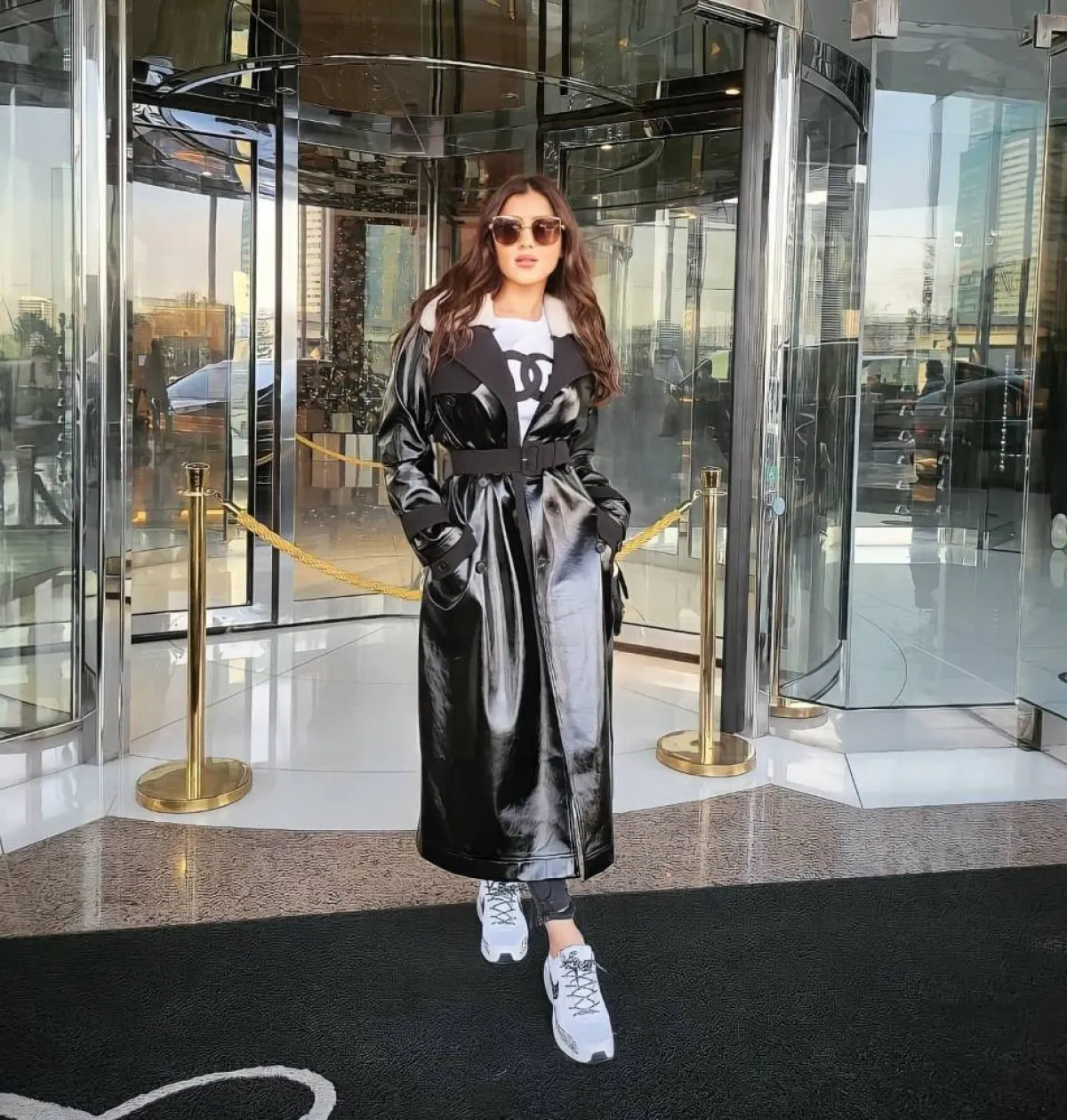 مي عمر بمعطف باللون الأسود 