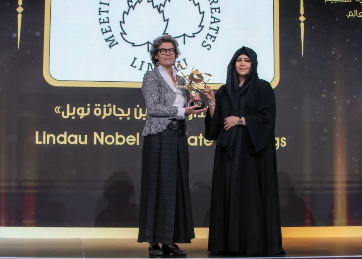 الشيخة لطيفة والدكتورة كاتالين كاريكو. الصورة من مكتب دبي الإعلامي