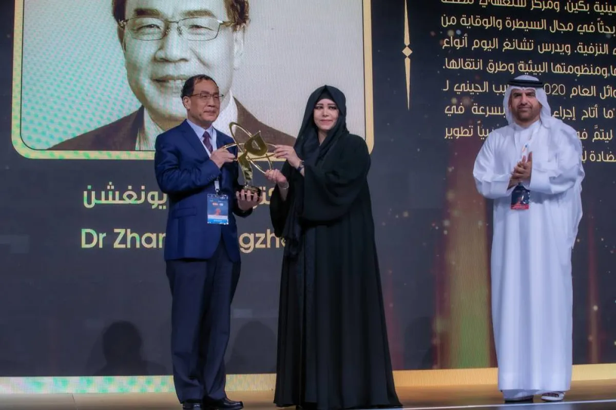 الشيخة لطيفة والدكتور تشانغ يونغشن. الصورة من مكتب دبي الإعلامي