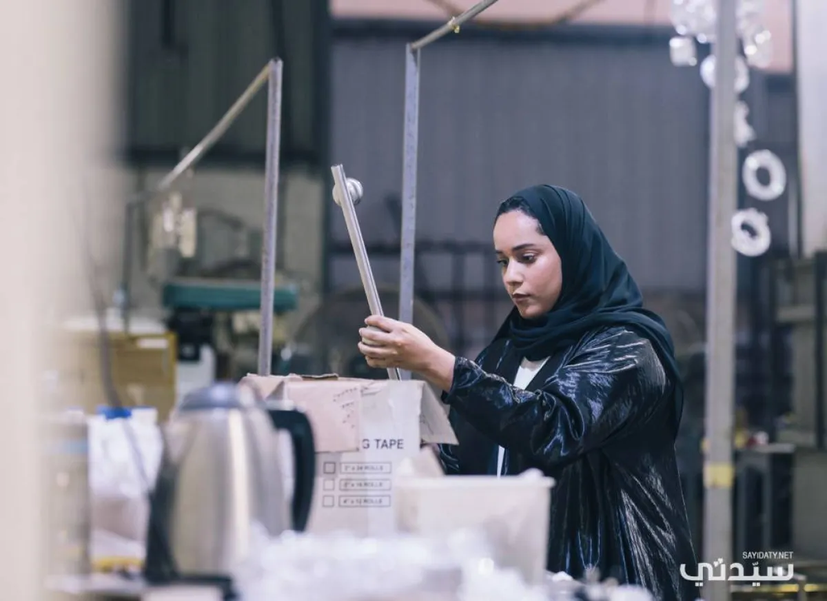 ريما المهيري أثناء عملها على «تِبراة»