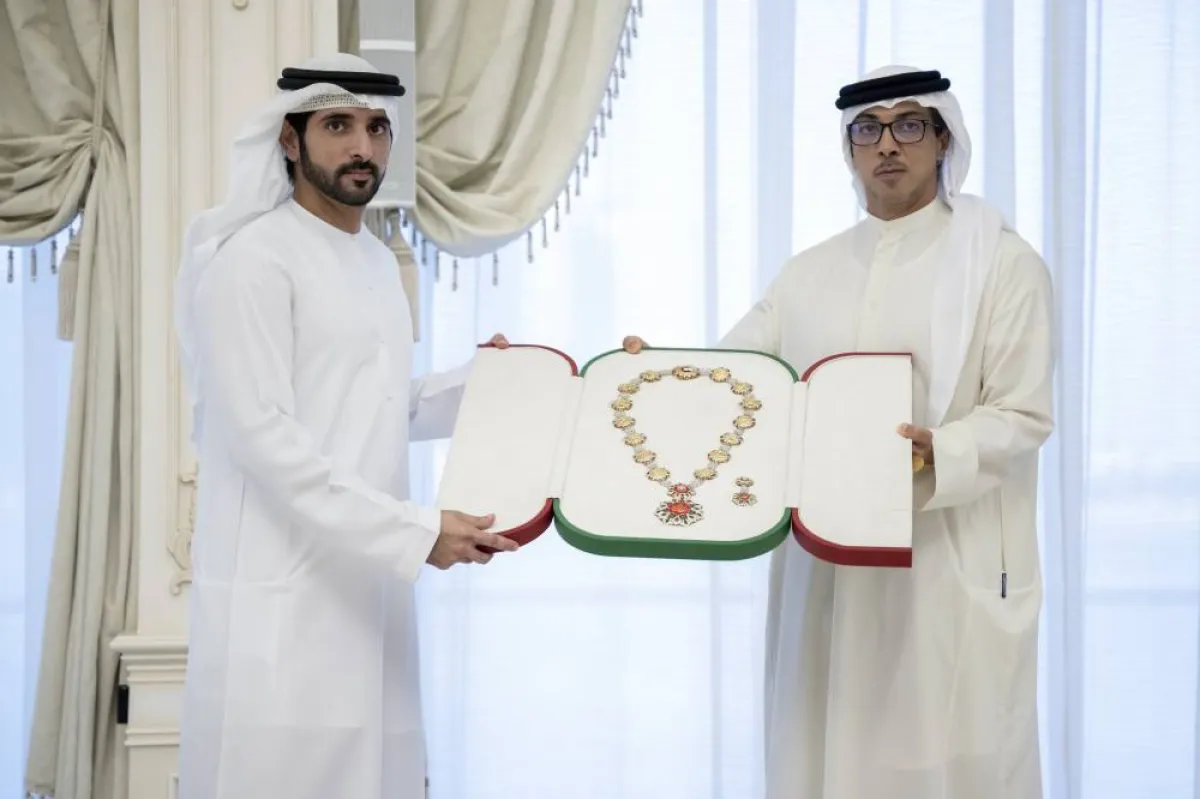 تقليد الشيخ حمدان بن محمد وسام أم الإمارات. الصورة من "وام"