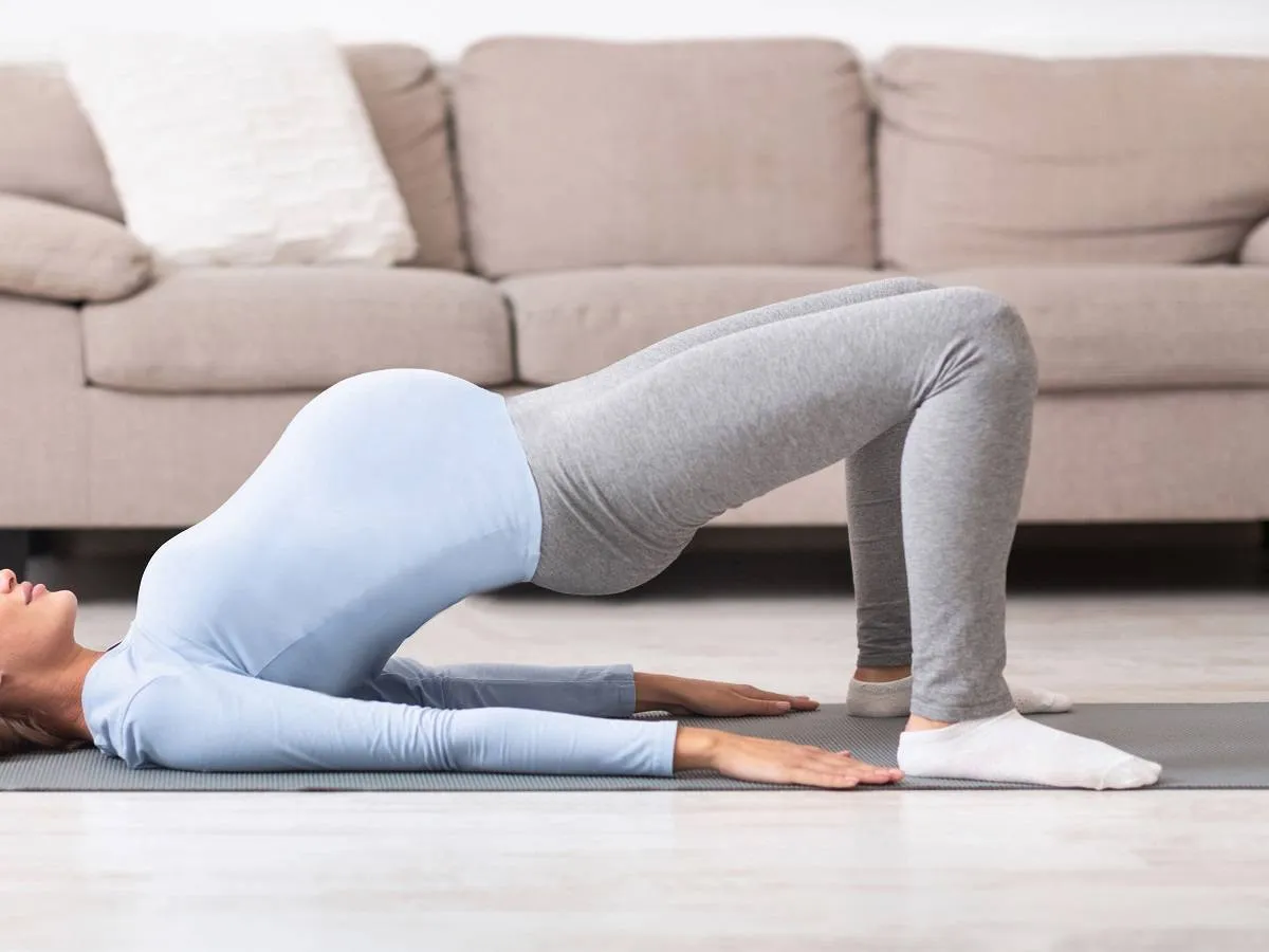 صورة لامرأة حامل تمارس الرياضة