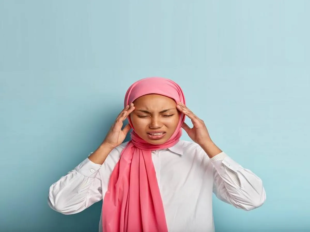 يصاب البعض بالدوخة بعد الأكل نتيجة الوقوف بعد الجلوس -المصدر: Adope Stock