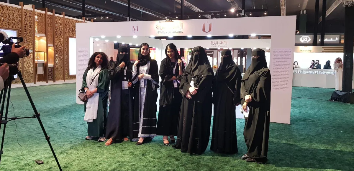 متسابقات جواهر العربية يشاركن بتصاميمهن في المعرض