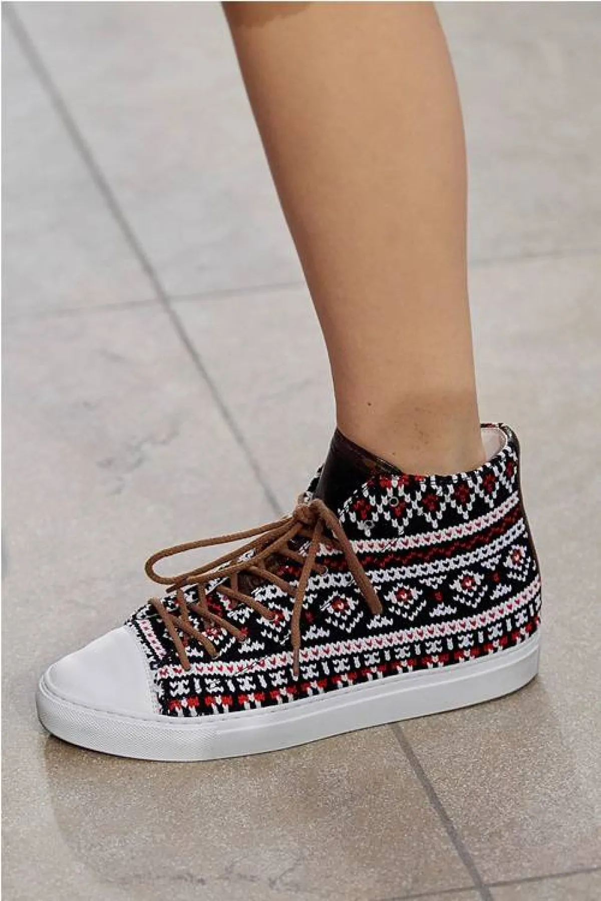 تنسيق حذاء السنيكرز لخريف 2022 من لويس فيتون Louis Vuitton