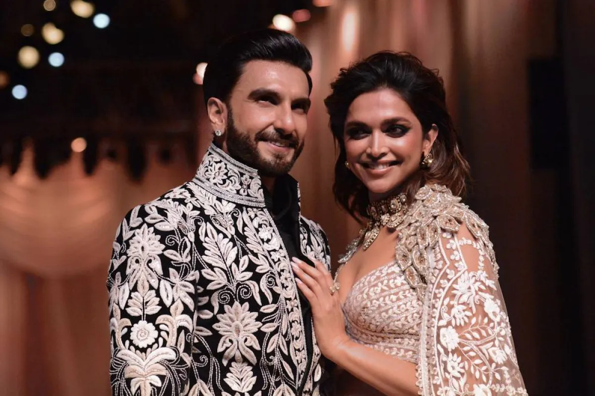 In this picture taken on July 29, 2022, Bollywood actors Ranveer Singh and Deepika Padukone walk the ramp for Mijwan Welfare Society and fashion show by designer Manish Malhotra in Mumbai. SUJIT JAISWAL / AFP