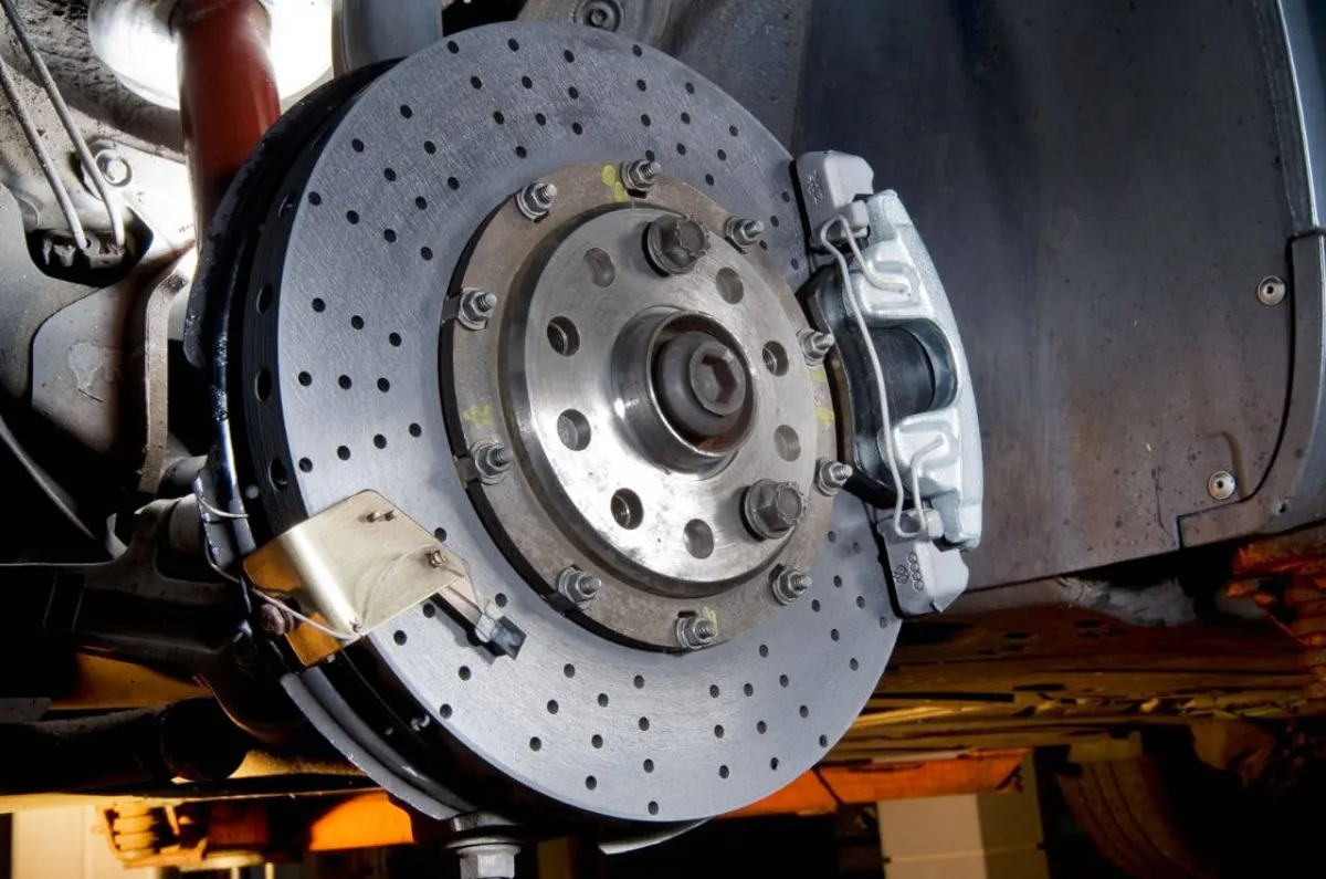 فرامل السيراميك في السيارة إيجابيات وسلبيات 