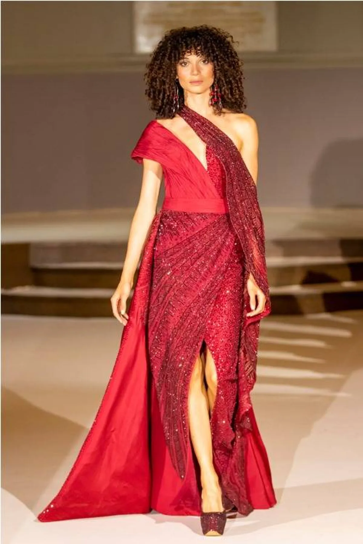 فستان سهرة باللونين الأسود والأحمر من أورينتال فاشن شو Oriental Fashion Show