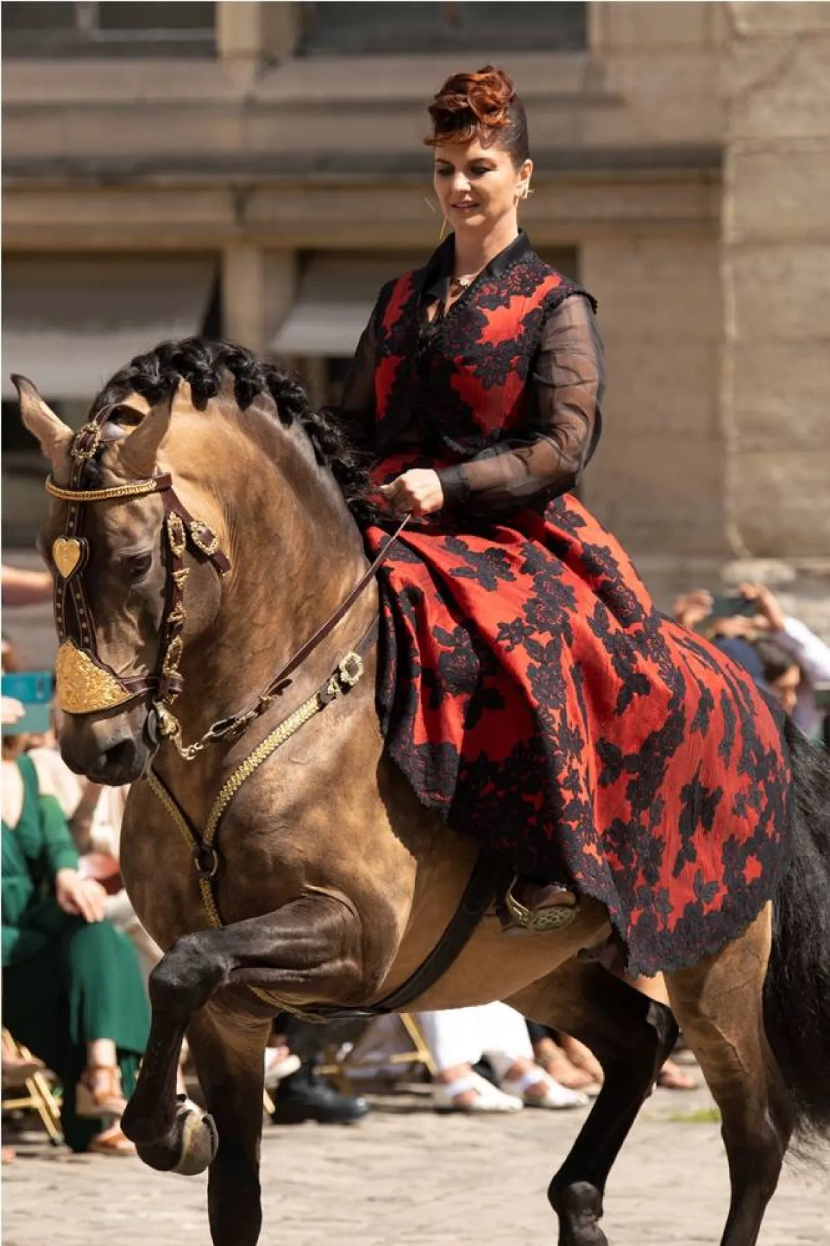 موديلات فساتين سهرة باللونين الأسود والأحمر من فرانك سوربير Franck Sorbier