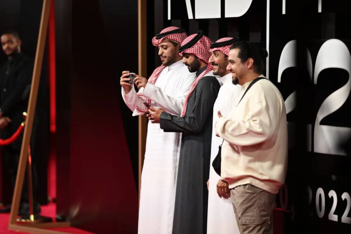 تظهر الصورة بعضاً من طاقم عمل بين الرمال