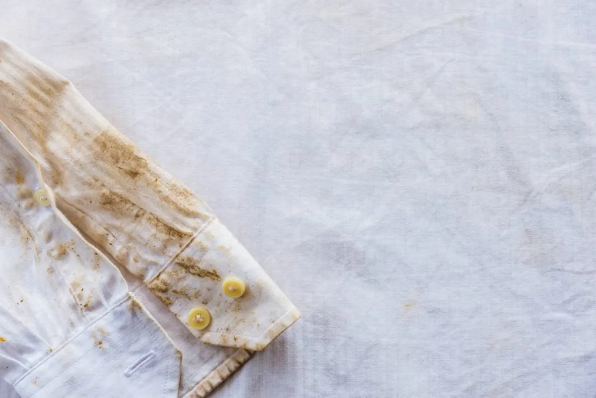 كمّ القميص ملطخ ببقع صدئة