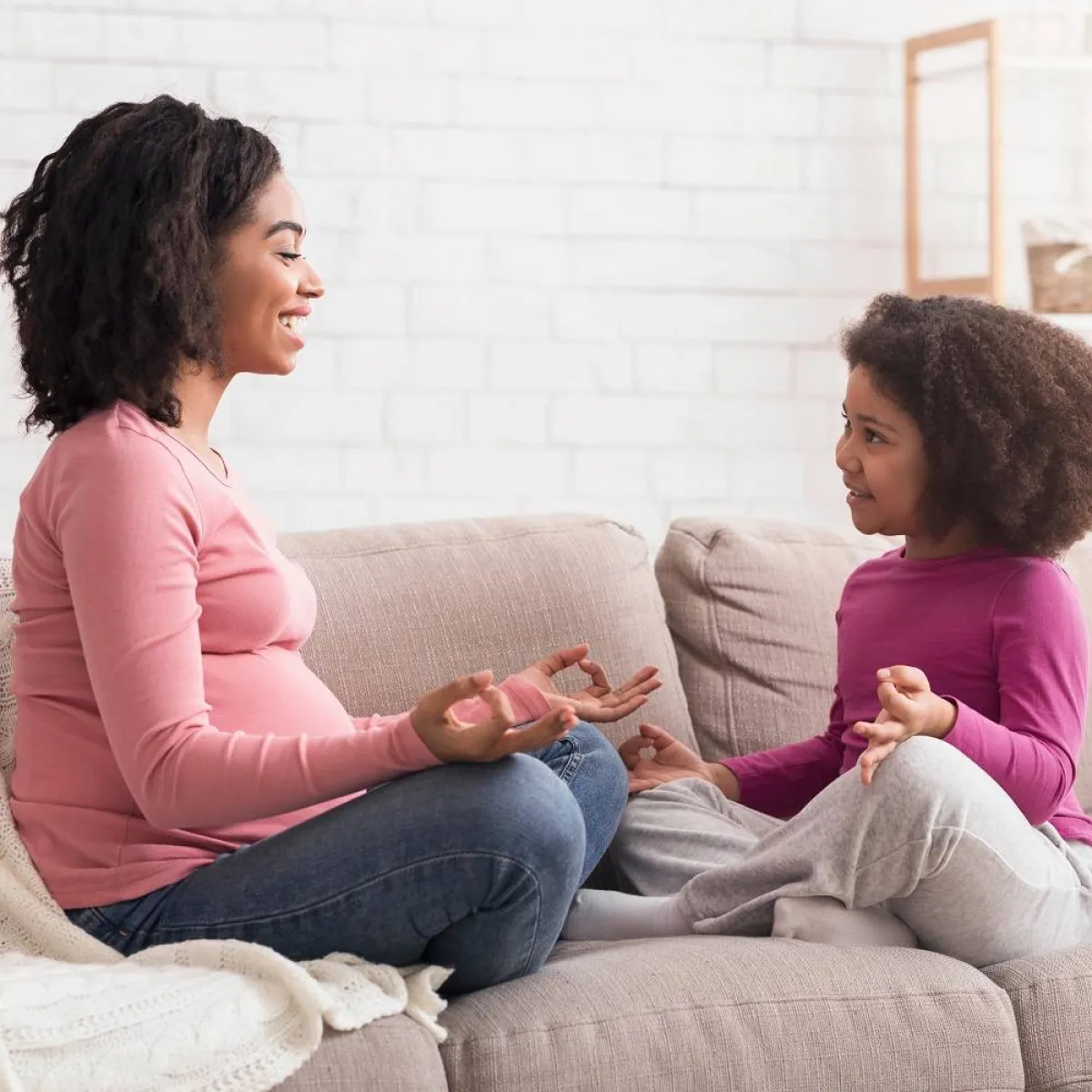 صورة لأم وطفلتها تمارسان اليوغا