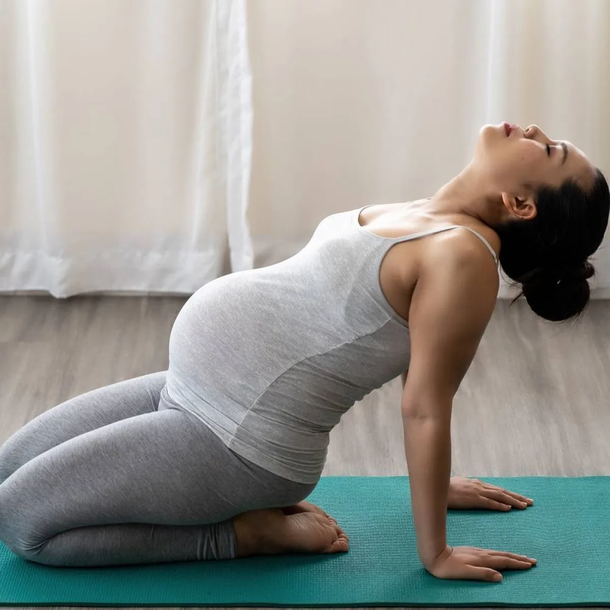 صورة لحامل تمارس اليوغا