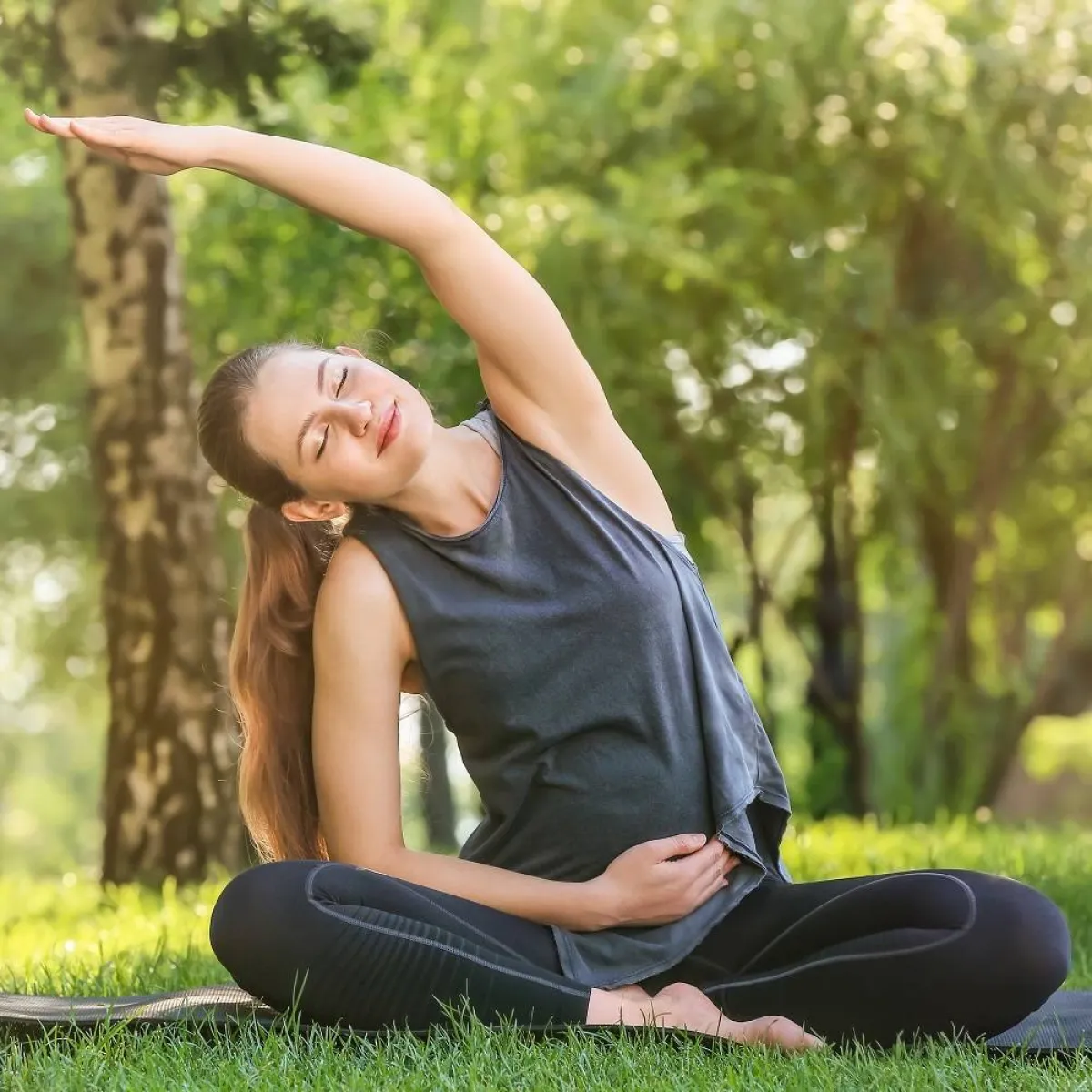 صورة لحامل تمارس اليوغا