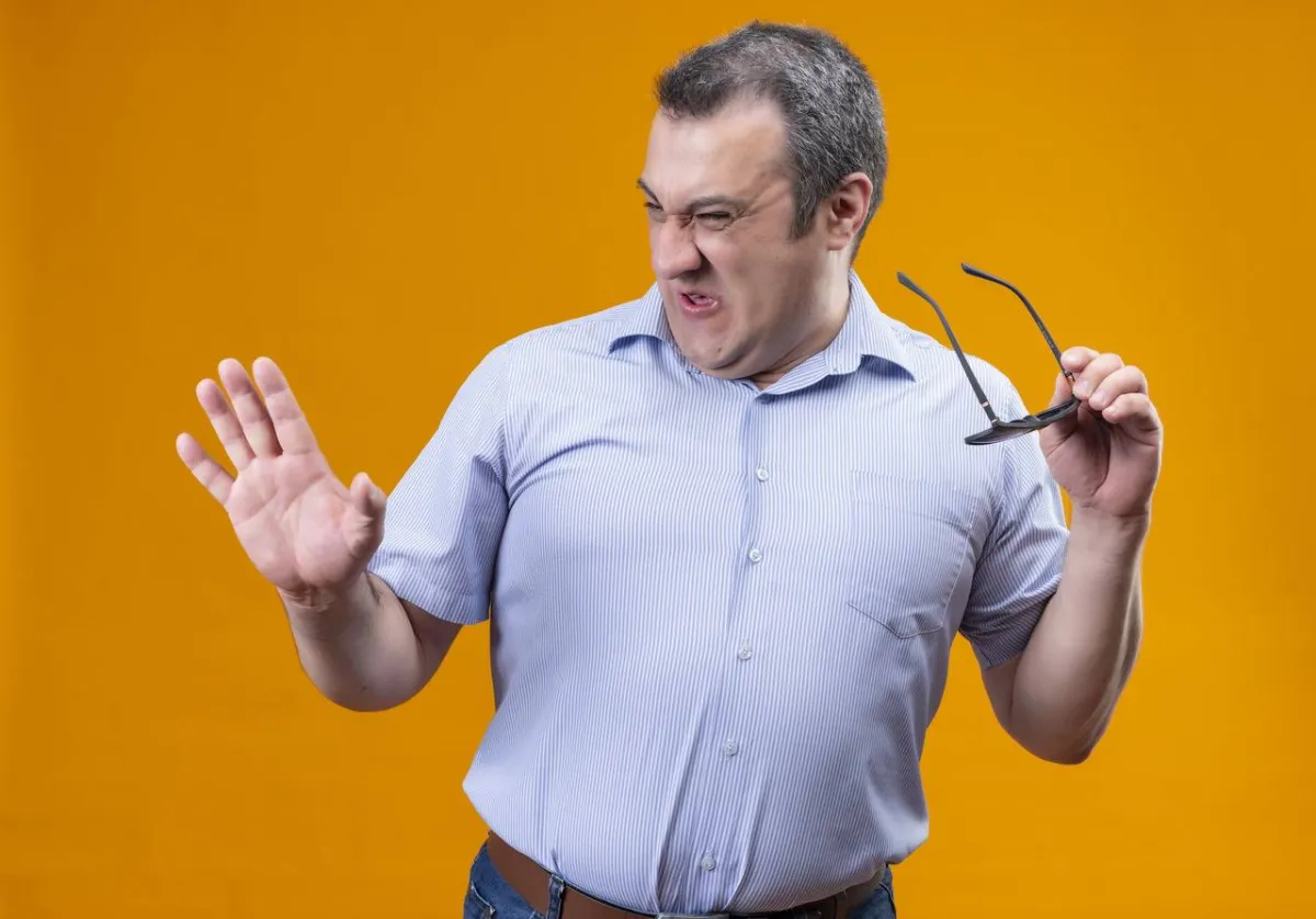 صورة رجل ساخر