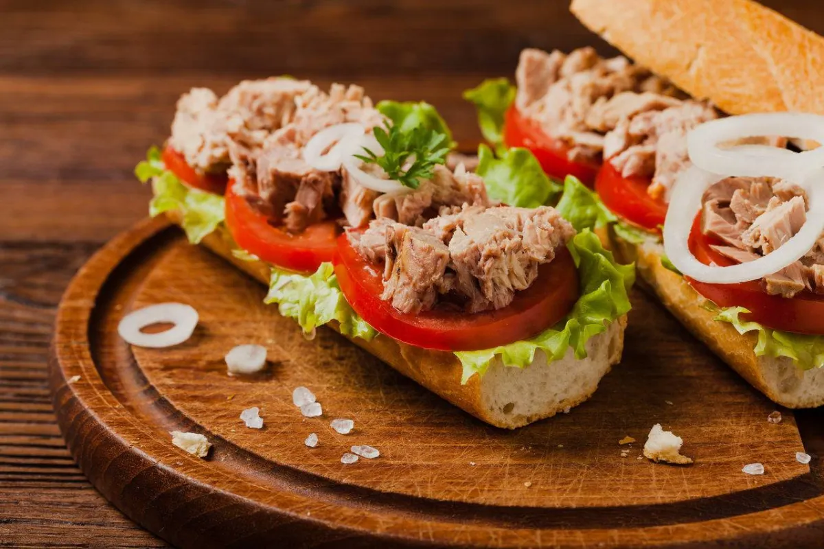 صورة لسندويشات التونة