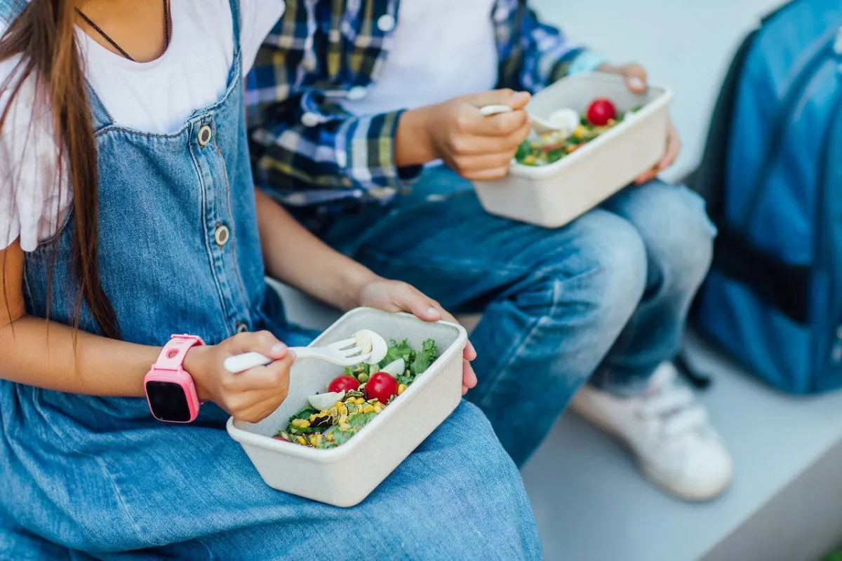 صورة لأطفال يأكلون