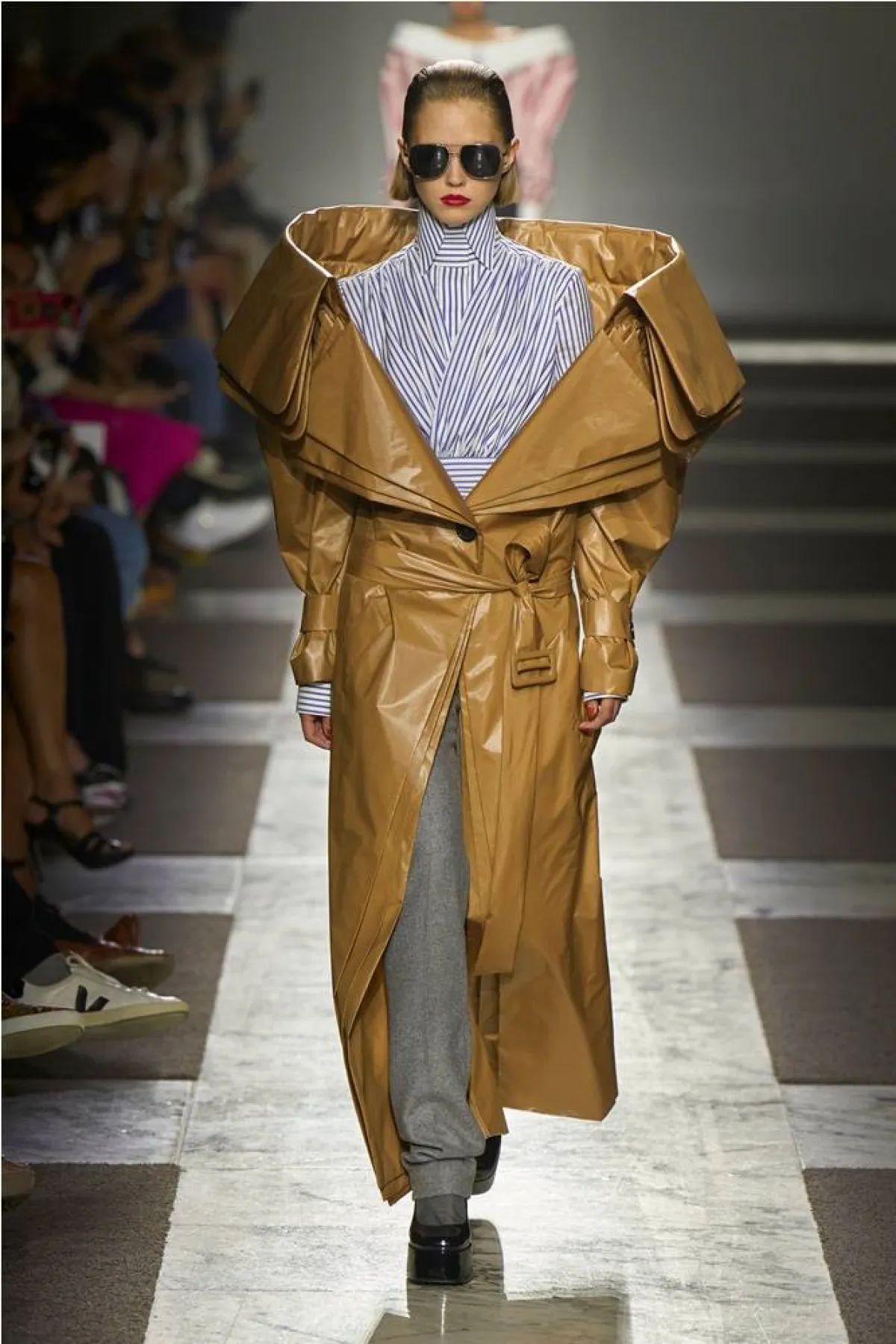 موديلات معاطف ضخمة لشتاء 2023 من فيكتور و رولف Viktor e Rolf