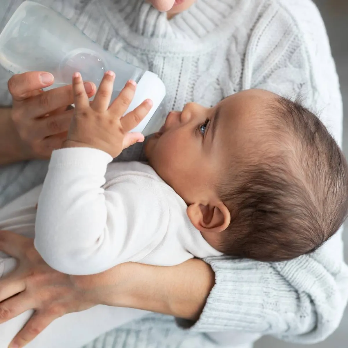 صورة لطفل يشرب اللبن الصناعي