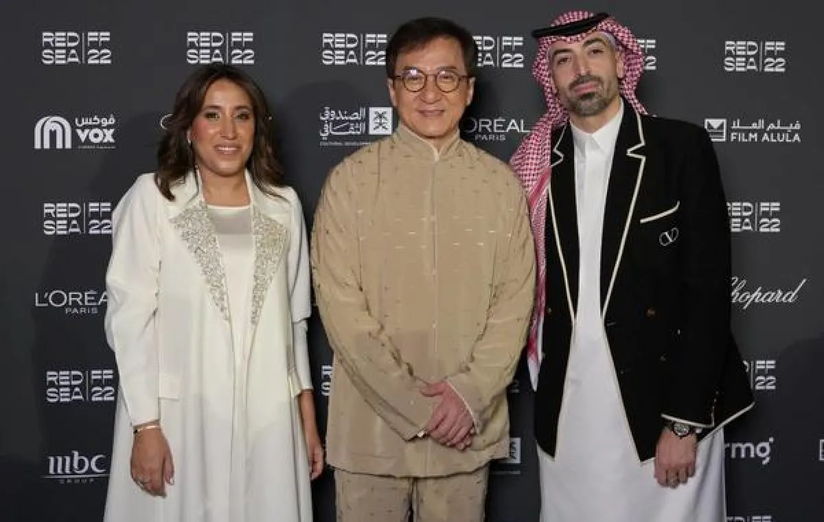 جاكي شان يتوسط الرئيس التنفيذي للمهرجان محمد التركي ورئيسة مجلس أمناء المهرجان جمانة الراشد (الصورة من المركز الإعلامي للمهرجان)