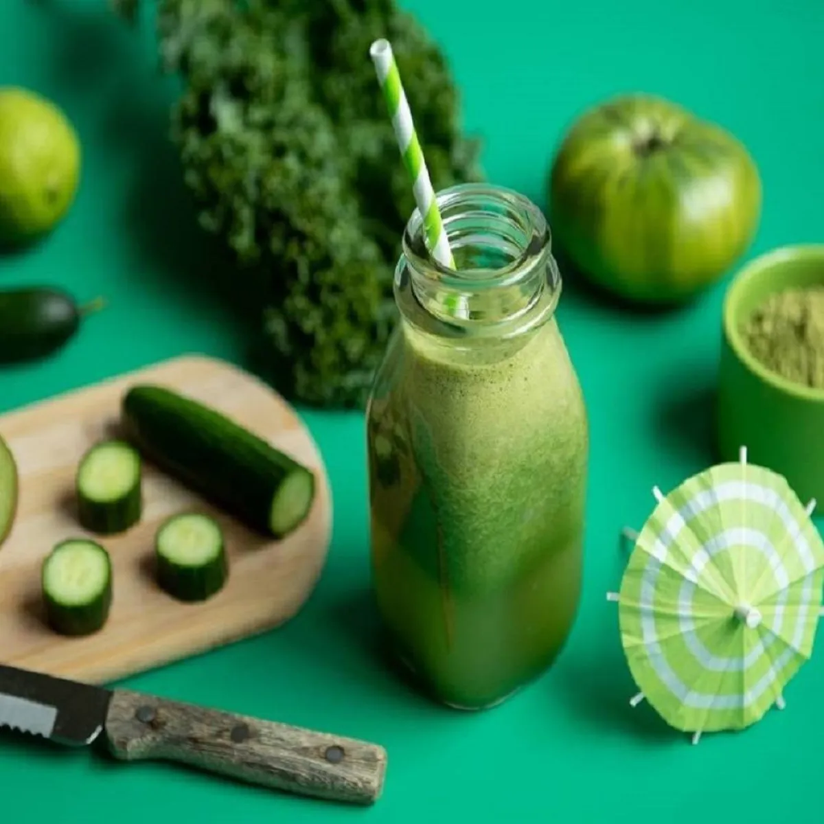 صورة تعبر عن فائدة المشروبات الخضراء للحامل