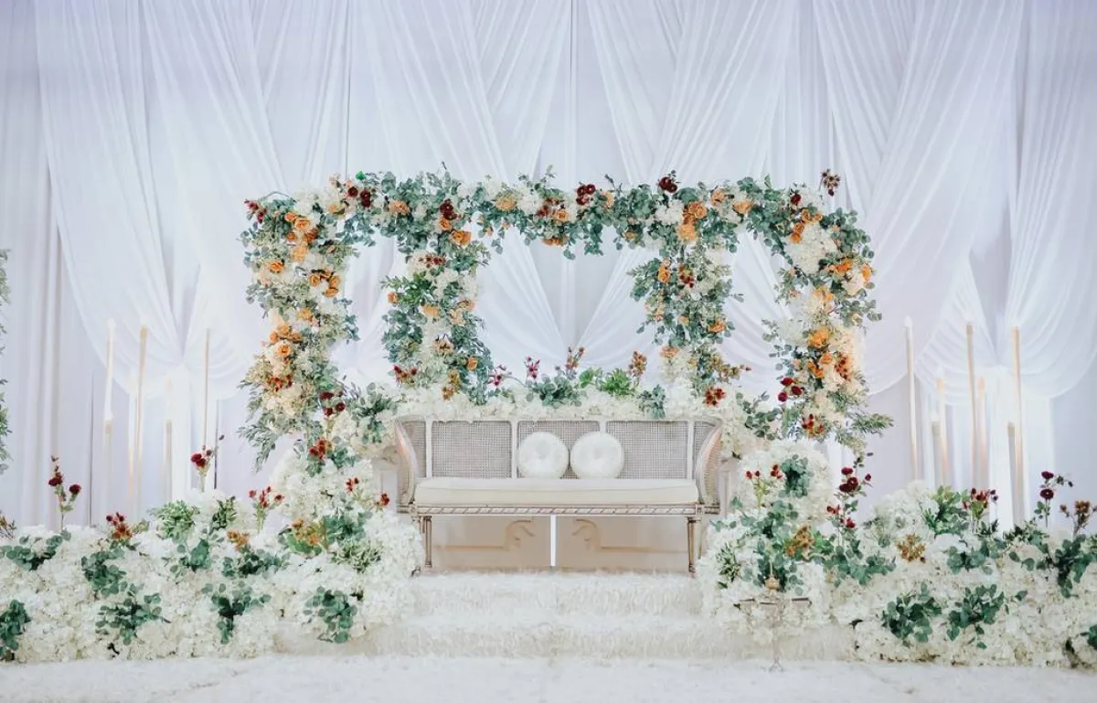 أزهار بالجملة موزعة على الكوشة