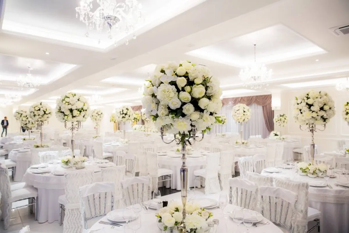 تزيين قاعة الحفل بالأزهار، بصورة مميزة