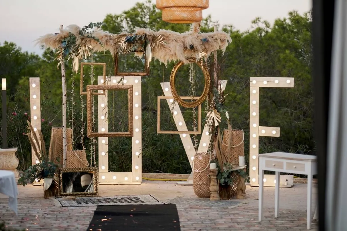 الأعشاب المجففة تستخدم في تزيين الحفل 