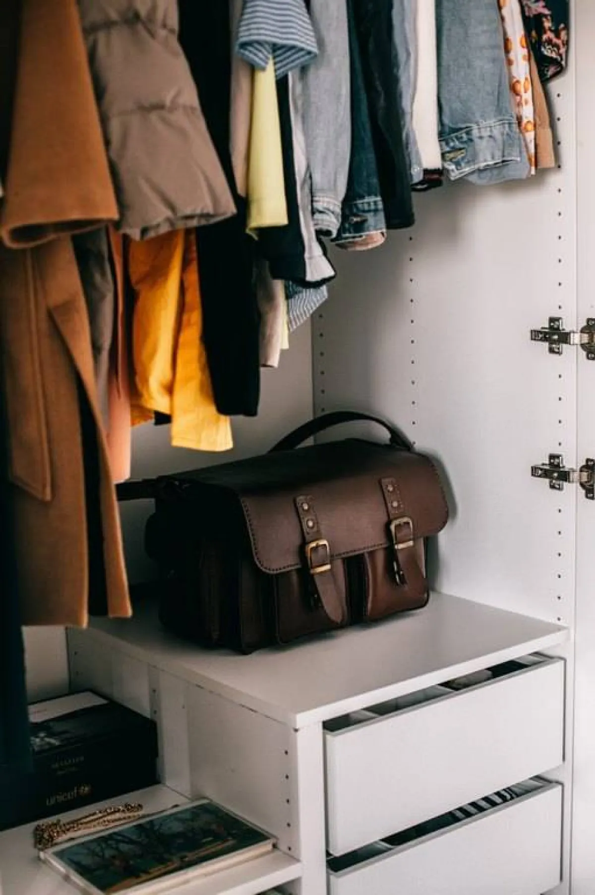 دولاب الملابس الضيق