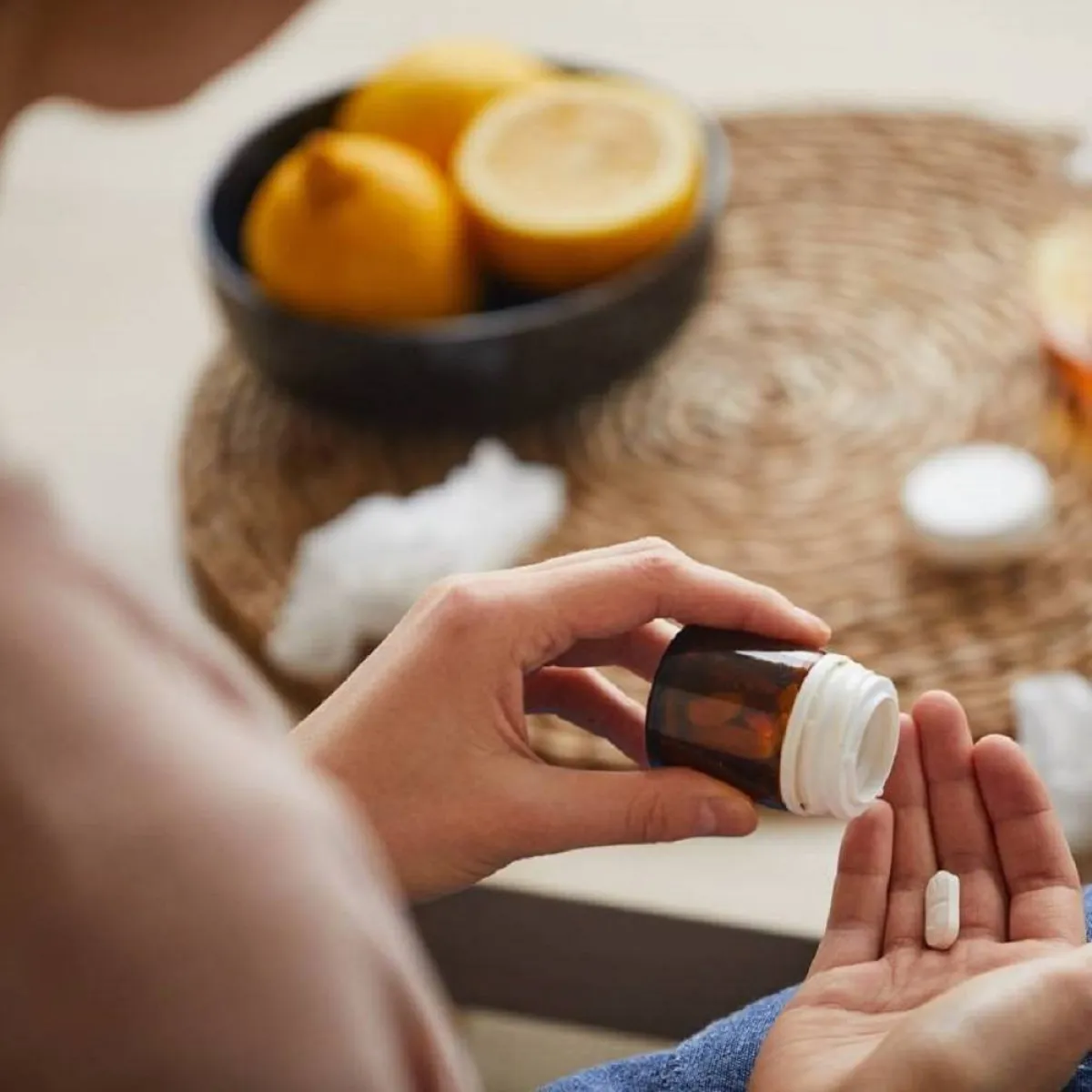 صورة لأم مرضع تتناول بعض الأدوية