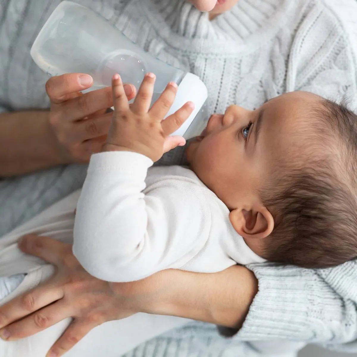 صورة لطفل يرضع بالزجاجة